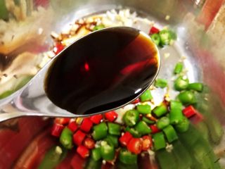 9、冰镇捞汁小海鲜,盆里放入姜蒜，青红椒，加入海鲜酱油和蒸鱼豉油