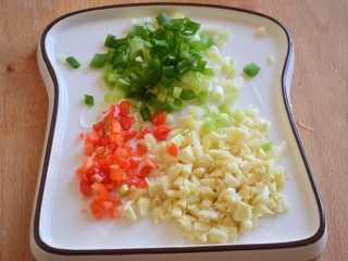 1、凉拌秋葵,切好葱花，蒜末，红辣椒碎