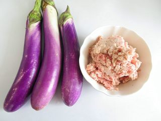 1、风琴版茄香酿肉,准备好长茄子和提前剁碎的猪肉泥