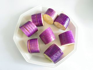 2、风琴版茄香酿肉,将茄子切成6个一样大小的茄子段，再用刀均匀切4刀，不要切断，实在不会的话，茄子两侧可以垫上两只筷子