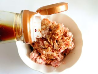 3、风琴版茄香酿肉,猪肉泥倒上生抽腌渍10分钟