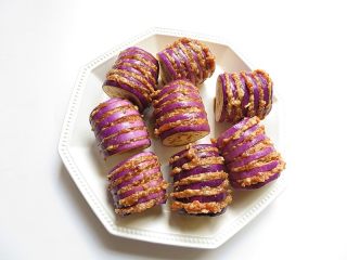 5、风琴版茄香酿肉,将茄子每片里塞上肉馅