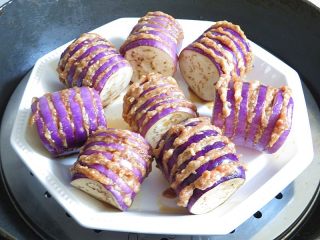 6、风琴版茄香酿肉,茄子装盘放在蒸锅里开大火蒸制15分钟