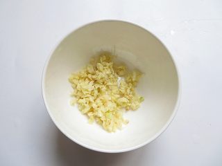 7、风琴版茄香酿肉,蒜头捣成蒜蓉备用，如果不爱蒜味的，可以不放