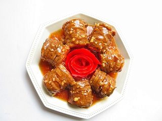 11、风琴版茄香酿肉,蒸好的茄子摆成一个花型，中间可以用西红柿皮卷成一朵花装饰，浇上熬好的调味汁，整道菜就完成了