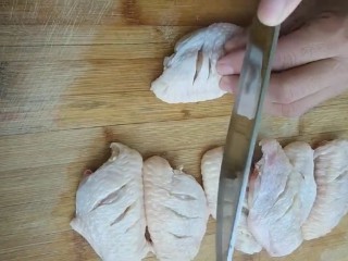 1、可乐鸡翅,鸡翅洗净两面改上花刀
