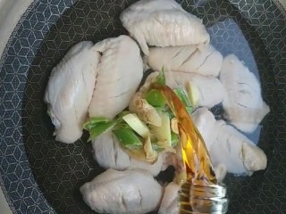 2、可乐鸡翅,凉水下锅加葱姜，料酒焯水