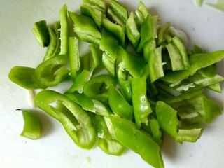 2、杏鲍菇尖椒炒鸡蛋,尖椒切菱形片