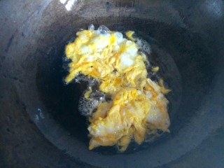 5、杏鲍菇尖椒炒鸡蛋,锅中放入适量植物油，放入蛋液，煎至成形，铲成小块，盛出待用