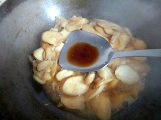 8、杏鲍菇尖椒炒鸡蛋,放入一勺醋