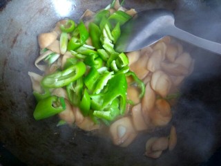 10、杏鲍菇尖椒炒鸡蛋,加入尖椒翻炒