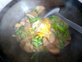 11、杏鲍菇尖椒炒鸡蛋,放入鸡蛋