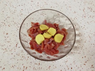 2、牛肉小炒,放入小碗里。