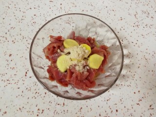 3、牛肉小炒,放一勺鸡粉，一勺料酒，倒一点食用油搅拌均匀，腌制15分钟左右。