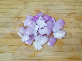 5、牛肉小炒,洋葱洗干净切成片。