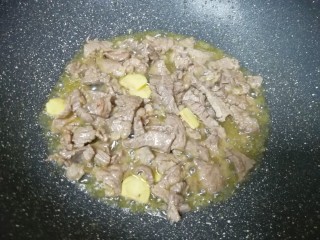 8、牛肉小炒,大火快速将牛肉炒熟，盛出备用。
