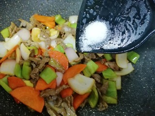 12、牛肉小炒,放盐调味。