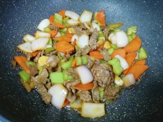 14、牛肉小炒,准备出锅。