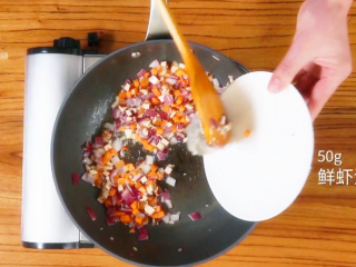6、如何自制海味炸酱,50g鲜虾泥翻炒