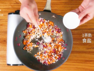7、如何自制海味炸酱,加入1茶匙食盐
