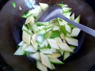 9、西葫芦木耳炒鸡蛋,加入适量盐，炒至西葫芦变软