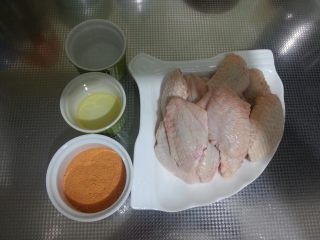 1、最受欢迎的烤箱菜【新奥尔良风味烤翅】,准备好所有材料。