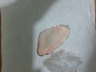 3、最受欢迎的烤箱菜【新奥尔良风味烤翅】,用厨房纸吸干鸡翅中表面的水份。