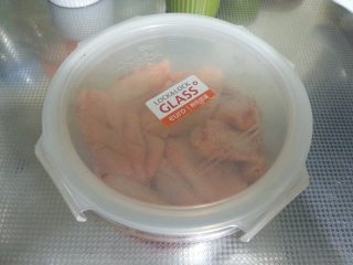 7、最受欢迎的烤箱菜【新奥尔良风味烤翅】,盖上保鲜盒的盖子，放入冰箱冷藏24小时最佳。