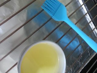 8、最受欢迎的烤箱菜【新奥尔良风味烤翅】,烤盘内铺上一层锡纸，烤网上刷上一层色拉油防沾。