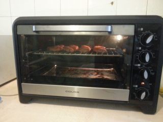 12、最受欢迎的烤箱菜【新奥尔良风味烤翅】,再入烤箱继续烤5分钟即可。