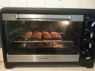 10、最受欢迎的烤箱菜【新奥尔良风味烤翅】,烤箱提前预热，以上火220度，下火200度，烤10分钟（烤筋放在下层，烤网放中层）。