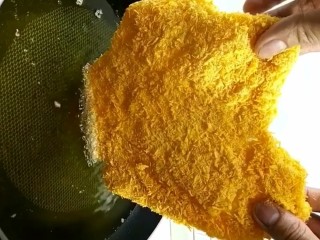 8、自制炸鸡排,油温五成热下锅炸炸至金黄酥脆捞出