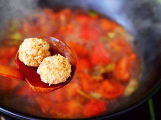 14、番茄肉丸汤,大火煮沸后，放入做好的猪肉丸子。
