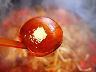 17、番茄肉丸汤,再加入鸡精调味。