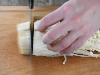 1、金针菇好吃又简单的做法,超级下饭哦!,金针菇洗净,切去根部