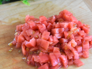 6、金针菇好吃又简单的做法,超级下饭哦!,切成丁备用