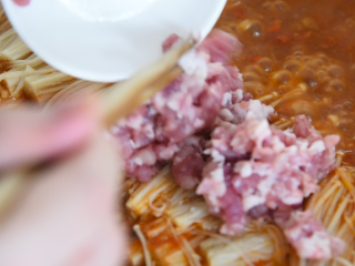 12、金针菇好吃又简单的做法,超级下饭哦!,开盖放入肉末