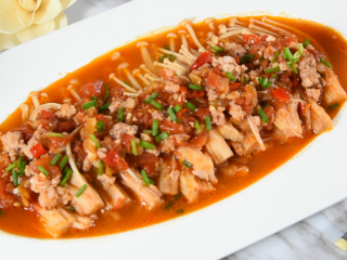 13、金针菇好吃又简单的做法,超级下饭哦!,肉末变色变熟后,撒上少许葱花即可出锅