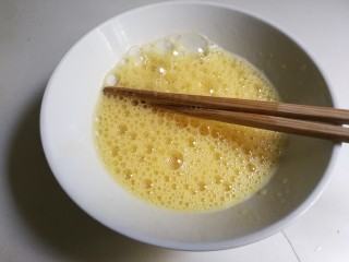 3、蒸鸡蛋羹,用筷子打散