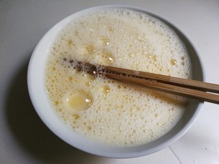 5、蒸鸡蛋羹,打散均匀