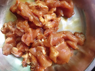 2、洋葱炒肉片,拌匀后腌制入味