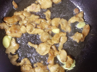 8、洋葱炒肉片,大火翻炒