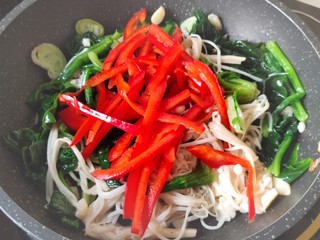 9、清炒时蔬,加入提前切好的红椒丝