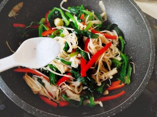 11、清炒时蔬,出锅之前加少许食盐，炒匀即可关火