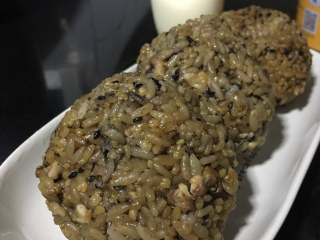 12、香香的杂粮核桃饭团,包起来，并双手配合用力捏紧呈三角形。如果饭粒粘在手上，手就沾一点凉白开再捏。