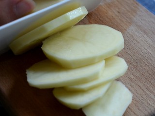 1、麻辣香锅,将土豆片削皮洗净，切成厚一点的片