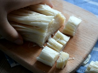 3、麻辣香锅,金针菇洗净，去掉根部，挤干水分备用