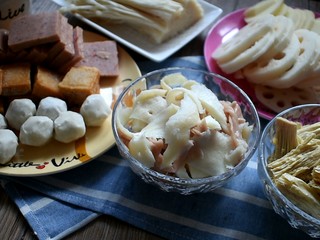 5、麻辣香锅,将剩余其他材料也都准备好:黄喉鸭肠洗干净，腐竹提前泡软