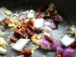 10、麻辣香锅,炒香后倒入干辣椒翻炒