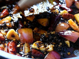 12、麻辣香锅,用小火，翻炒出红油并且出香味